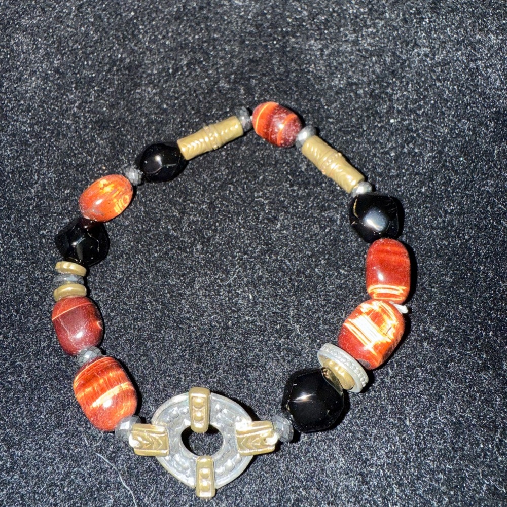Elegant Beaded Bracelet with Gold and Black Accents